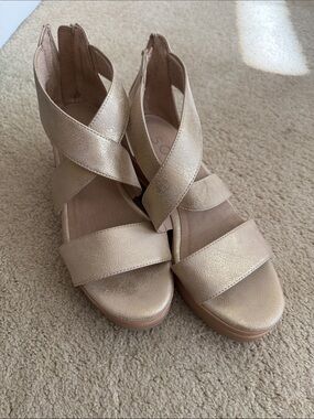 SOUL Naturalizer Metallic Champagne Crisscross Wedge Sandals